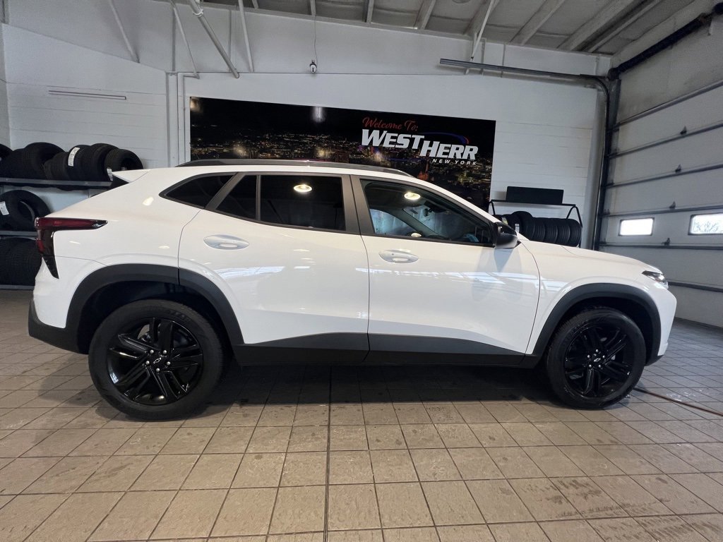 Used 2025 Chevrolet Trax ACTIV w/ Sunroof Package image 11