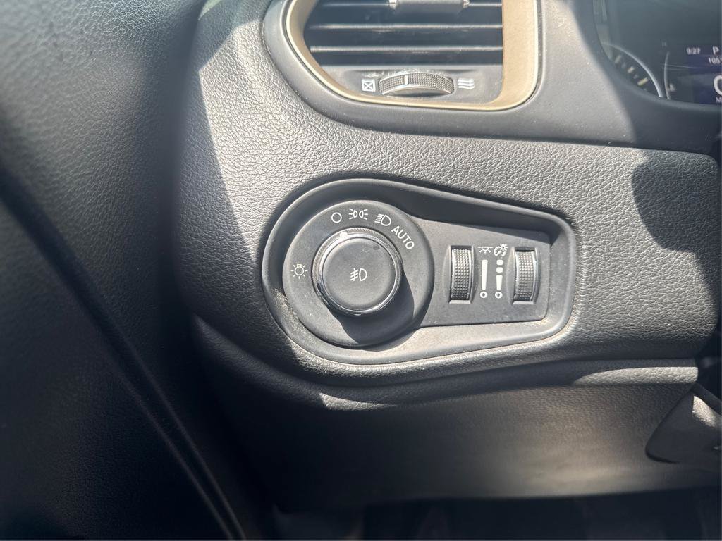 Used 2015 Jeep Renegade Latitude w/ Popular Equipment Group AWD/4WD image 15