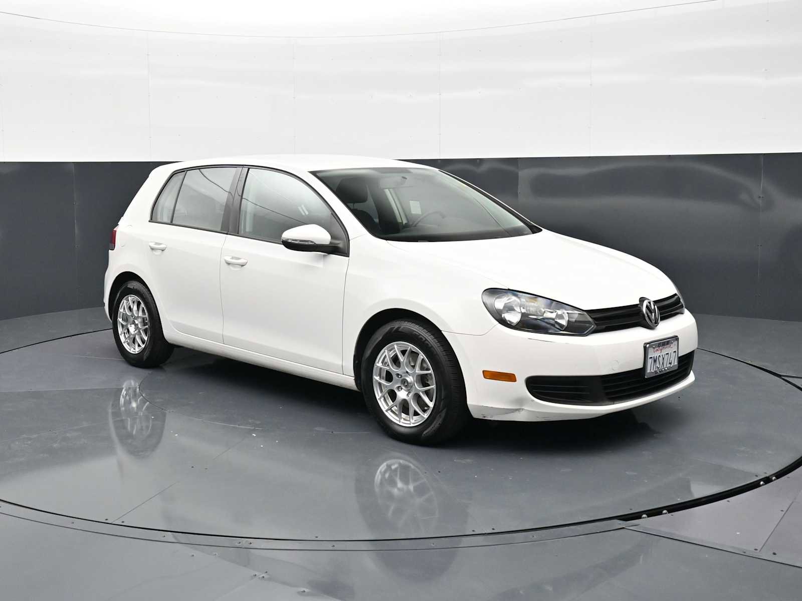 Used 2010 Volkswagen Golf 4-Door image 3