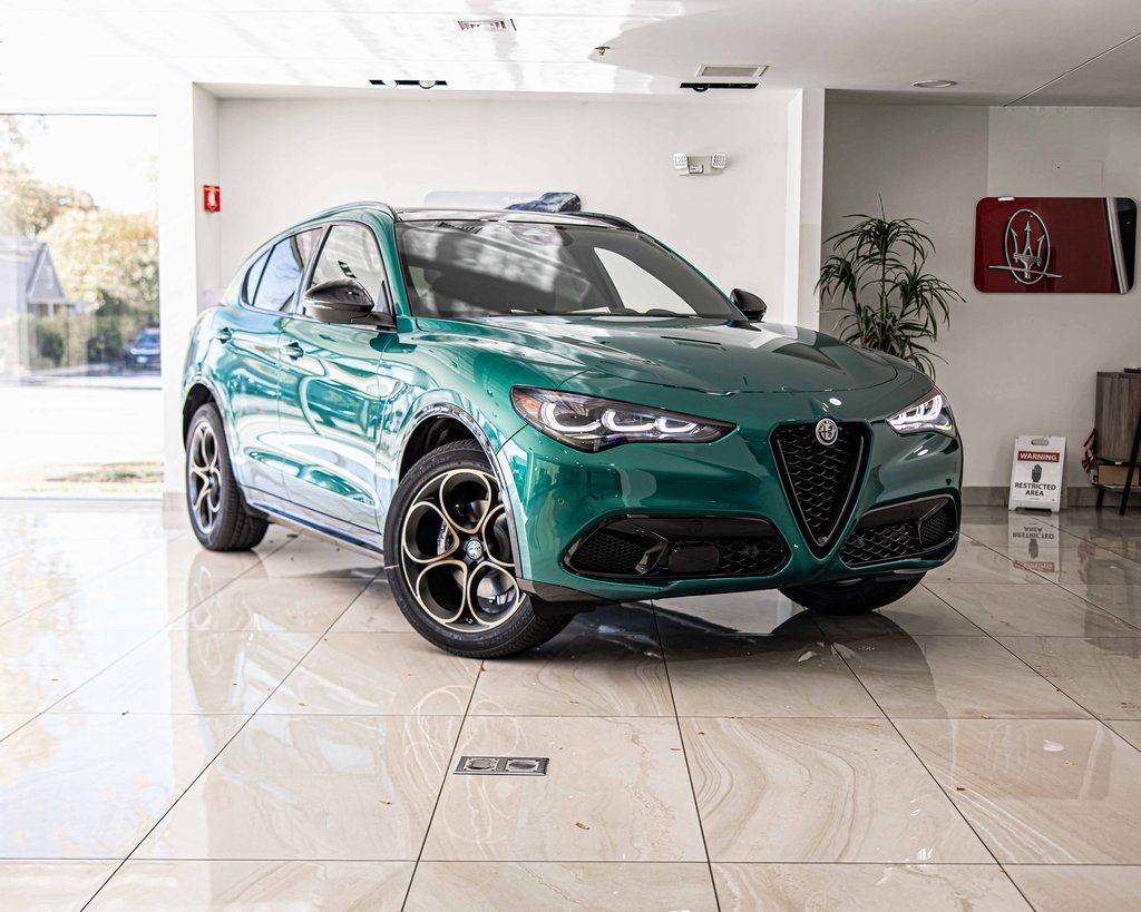 New 2025 Alfa Romeo Stelvio Sprint image 5