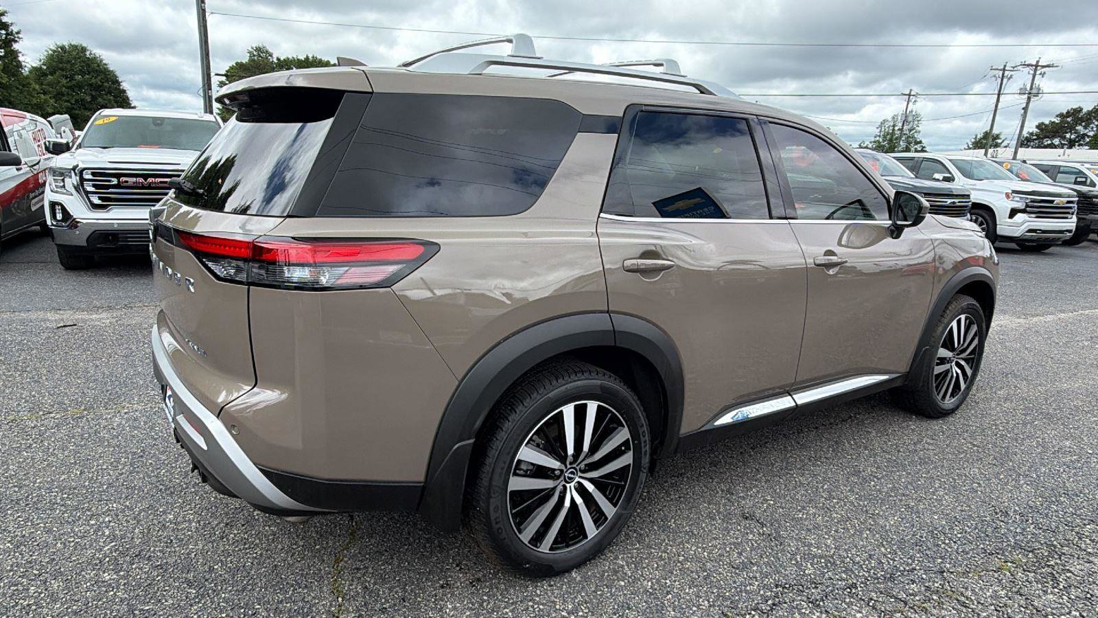 Used 2024 Nissan Pathfinder Platinum w/ Cargo Package FWD image 5