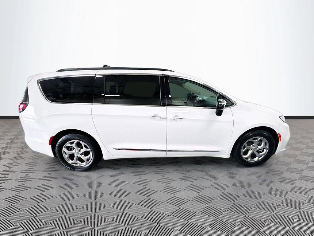 Used 2023 Chrysler Pacifica Limited image 30