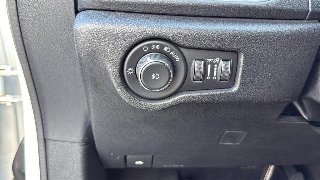 Used 2018 Chrysler Pacifica Touring-L Plus image 33