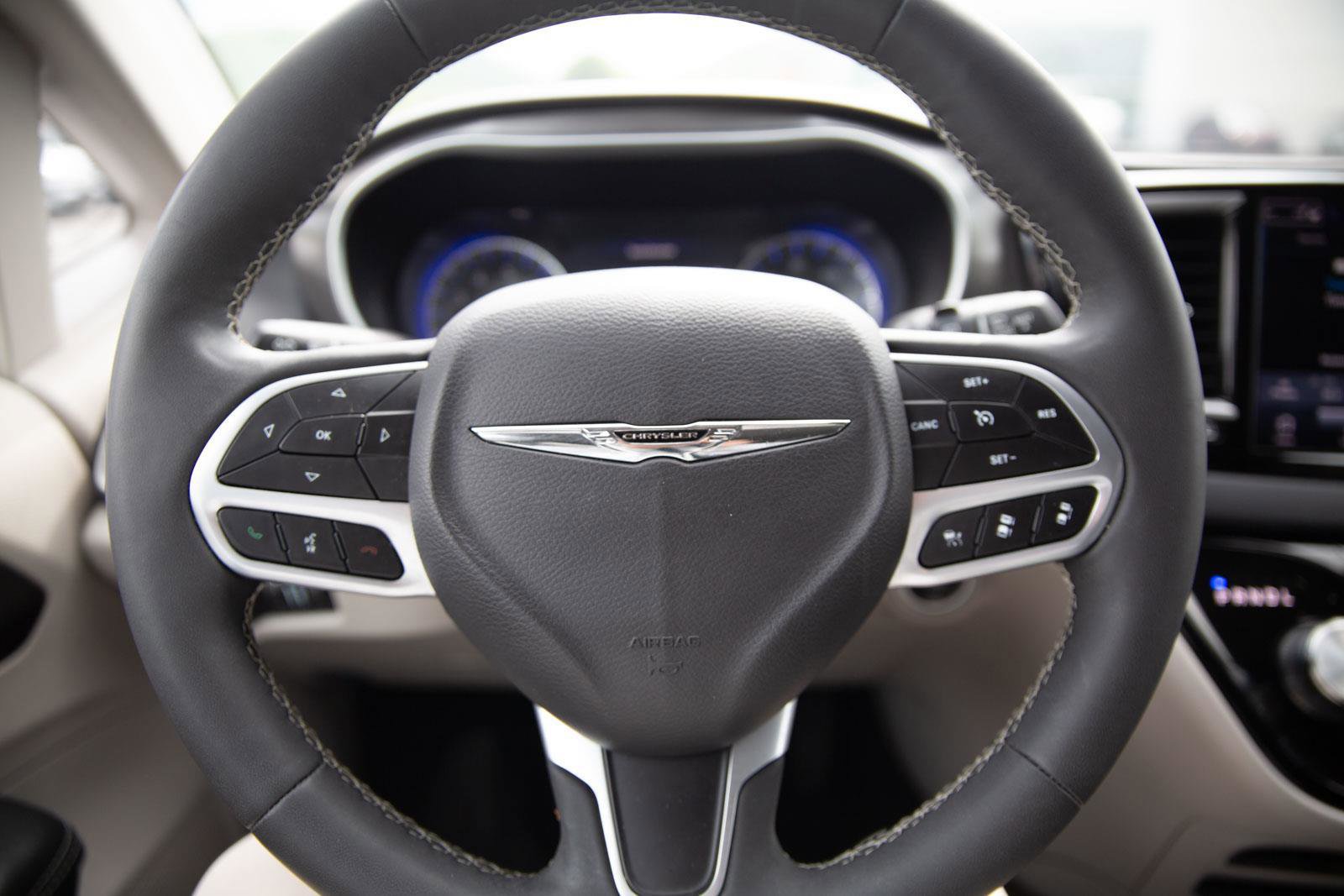 Used 2024 Chrysler Pacifica Touring-L FWD image 11