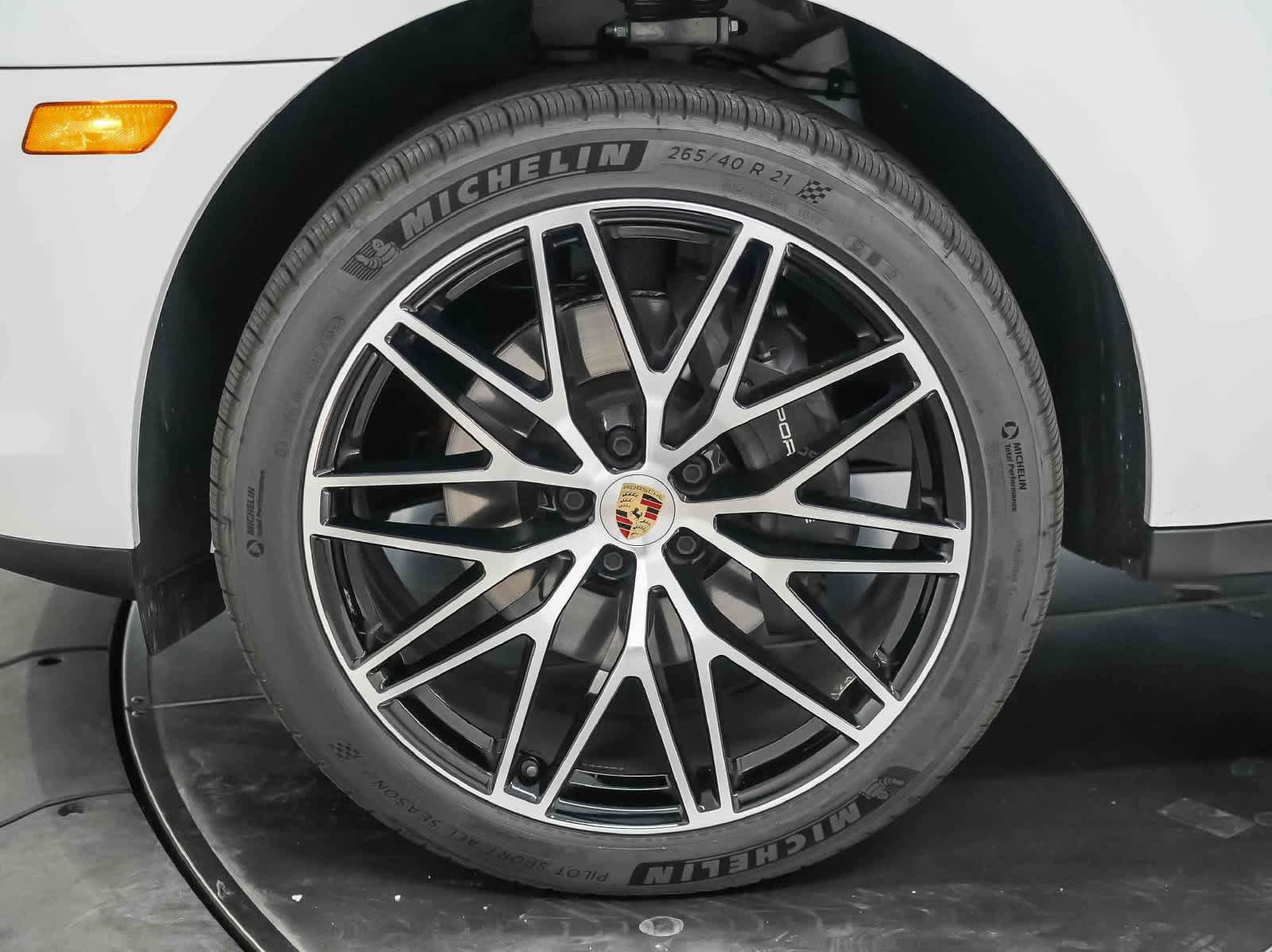 Certified 2026 Porsche Macan AWD/4WD image 10