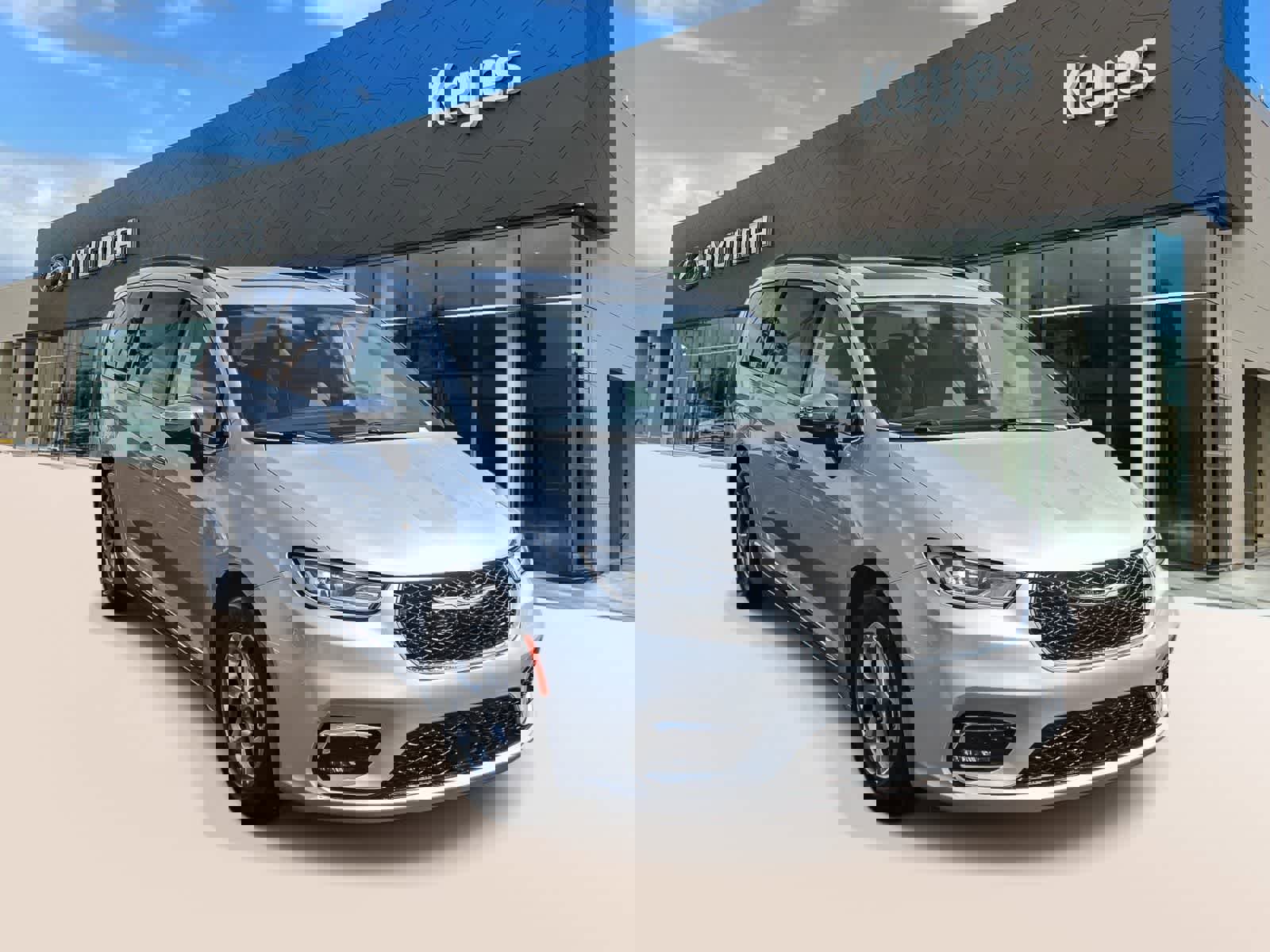 Used 2023 Chrysler Pacifica Limited image 3