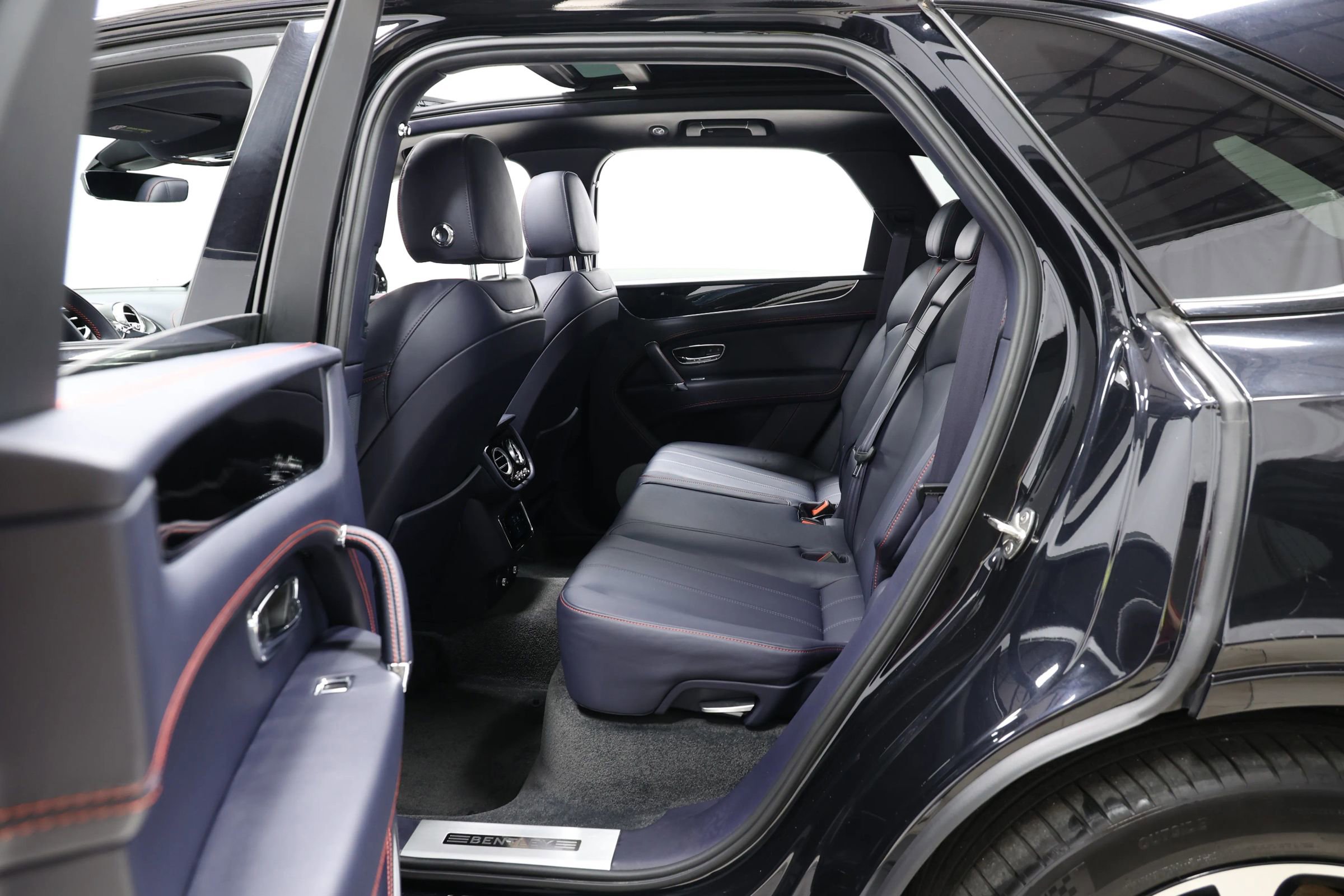 Used 2019 Bentley Bentayga AWD/4WD image 49