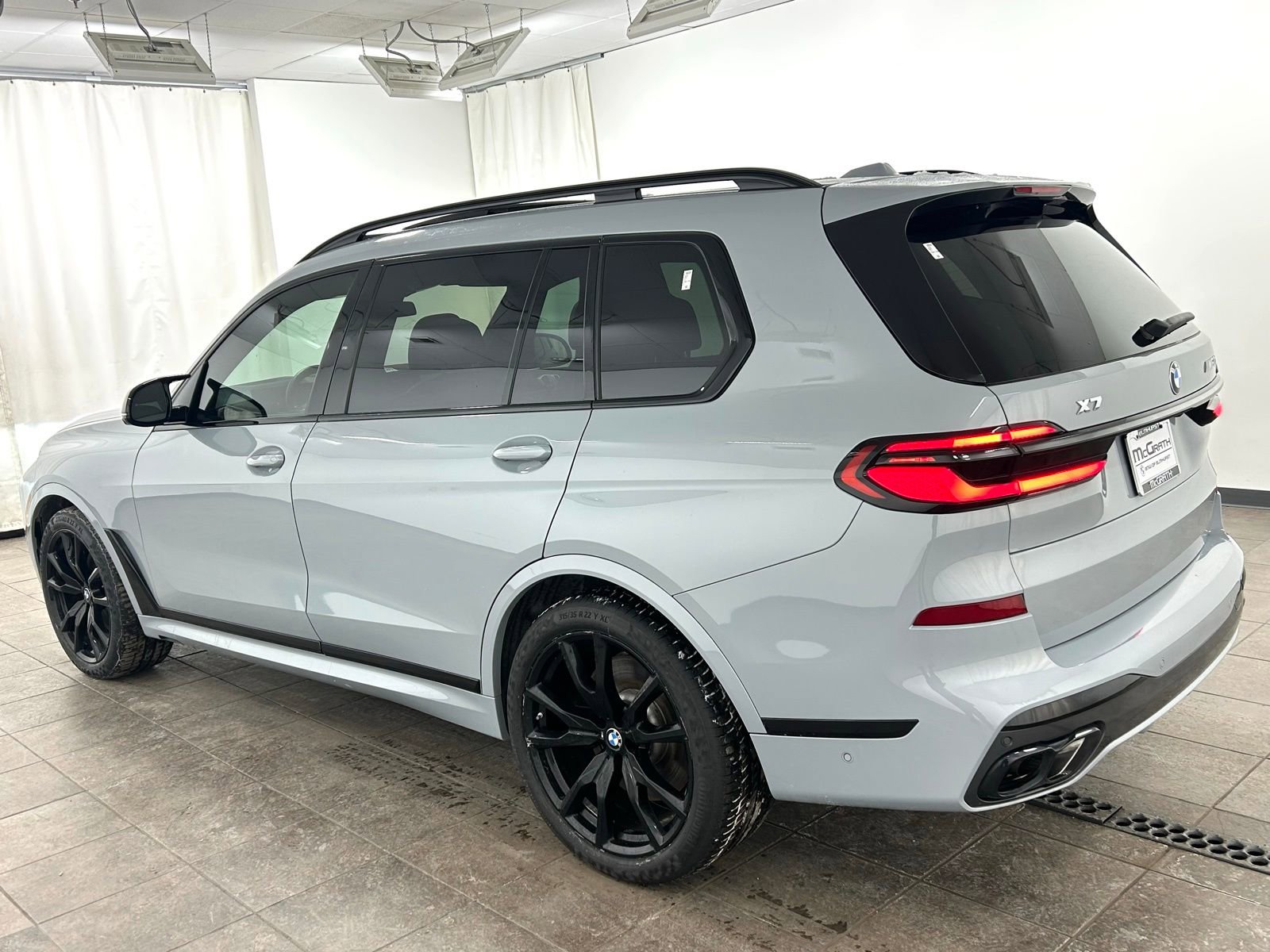 Used 2025 BMW X7 M60i w/ Executive Package image 3