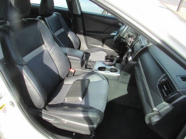 Used 2014 Toyota Camry SE image 16