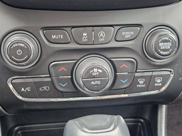 Used 2022 Jeep Cherokee Trailhawk w/ Premium Leather Package AWD/4WD image 35