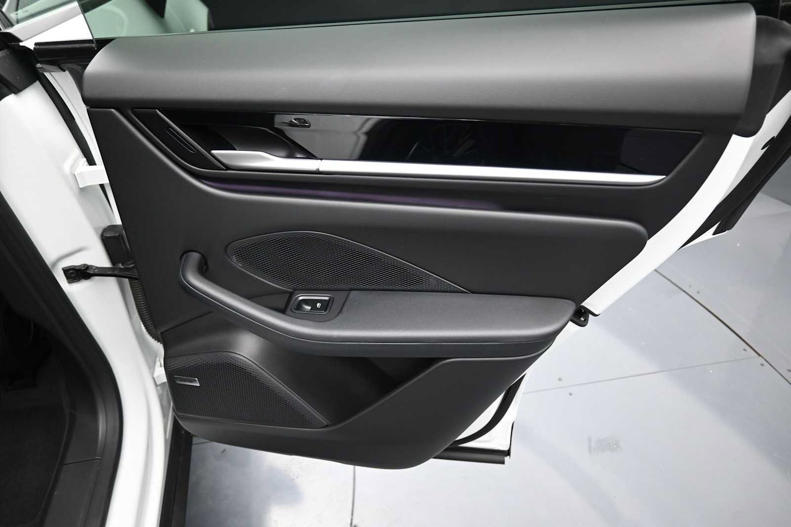 Certified 2025 Porsche Macan Electric RWD image 19