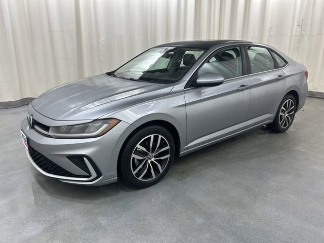 Used 2025 Volkswagen Jetta SE w/ Sunroof Package image 2