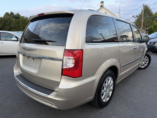 Used 2012 Chrysler Town & Country Touring-L w/ Entertainment Group #2 FWD image 8