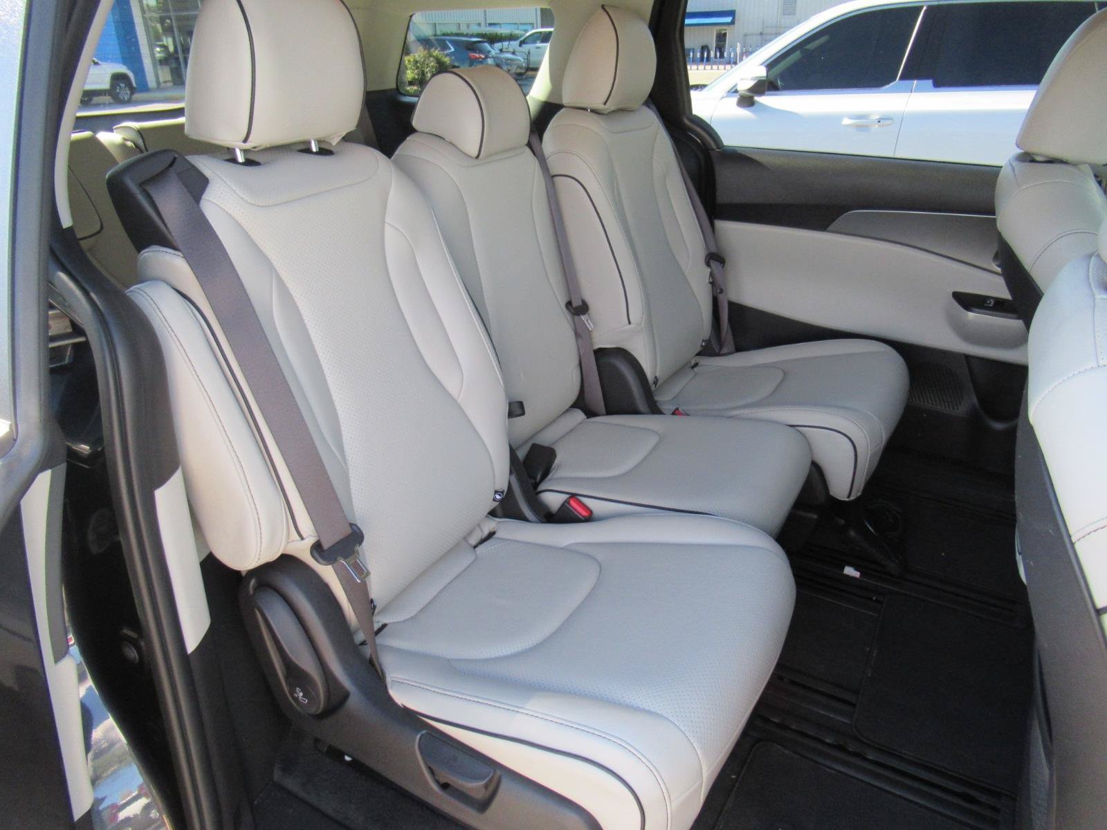 Used 2022 Kia Carnival LX FWD image 13