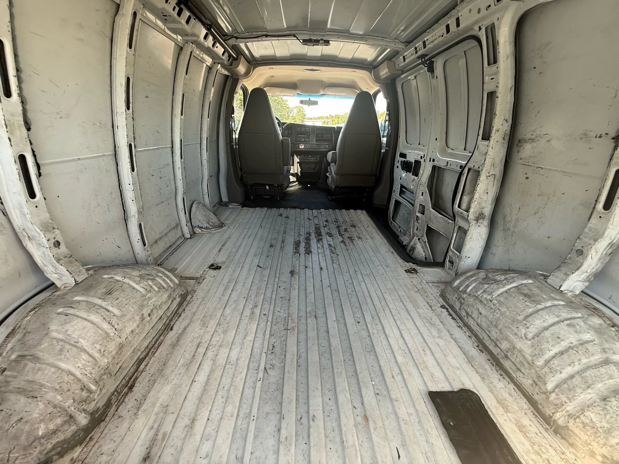 Used 2016 Chevrolet Express 2500 RWD image 28