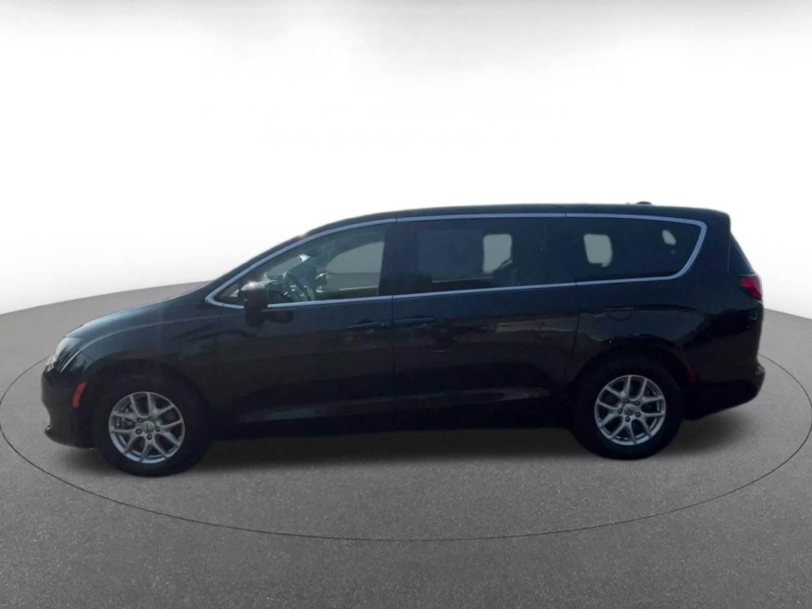 Used 2024 Chrysler Voyager LX FWD image 8