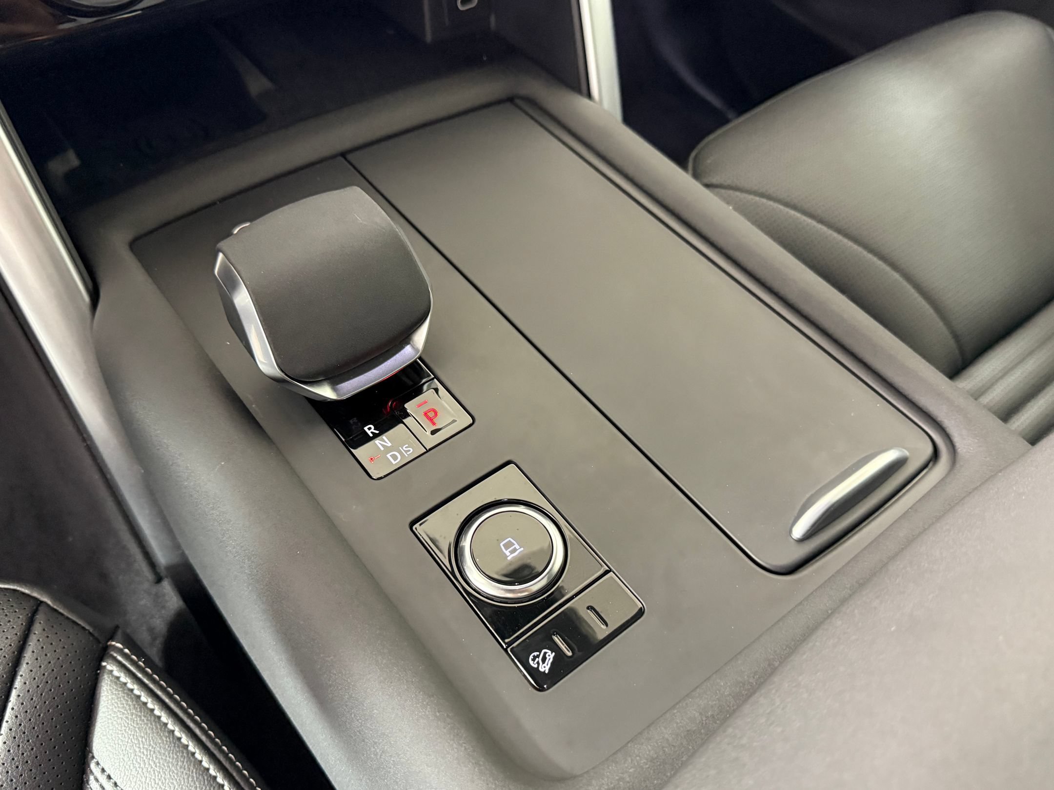Used 2025 Land Rover Discovery S AWD/4WD image 17