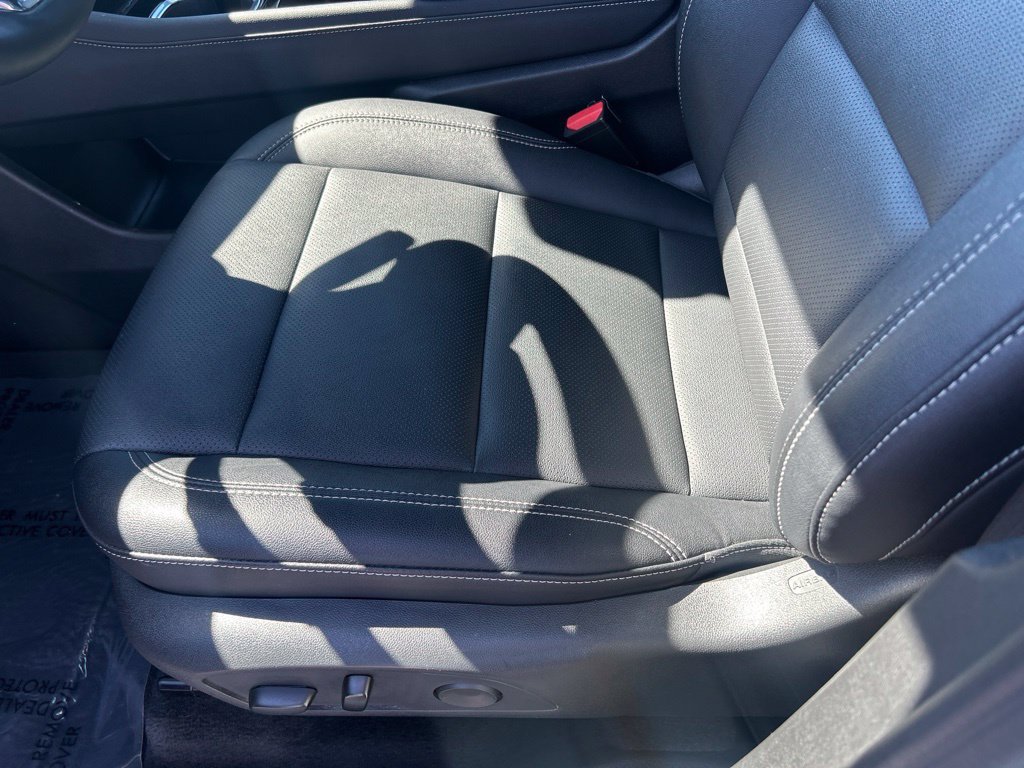 Used 2025 Chevrolet Traverse LT FWD image 17