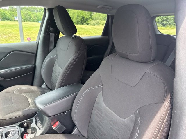 Used 2022 Jeep Cherokee Latitude AWD/4WD image 16