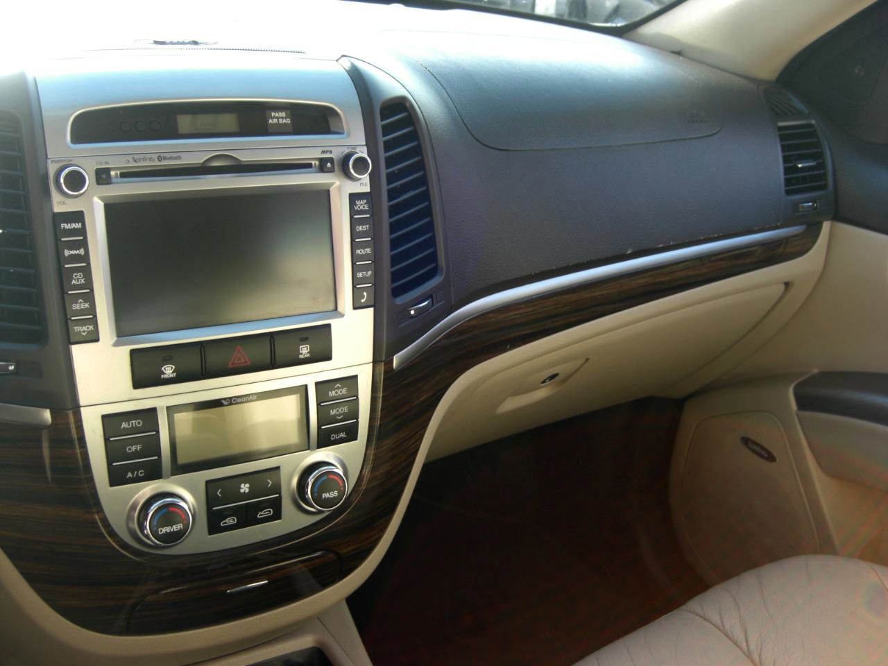 Used 2011 Hyundai Santa Fe Limited w/ Navigation Pkg 4 image 9