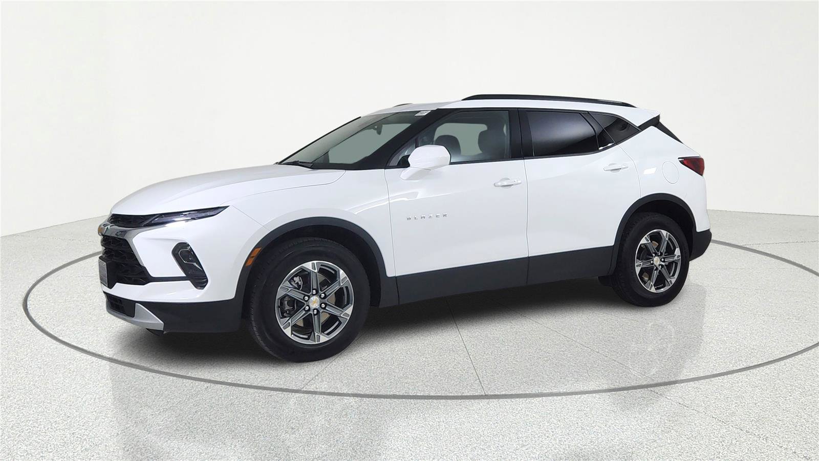 Used 2025 Chevrolet Blazer LT w/ Convenience Package AWD/4WD image 2