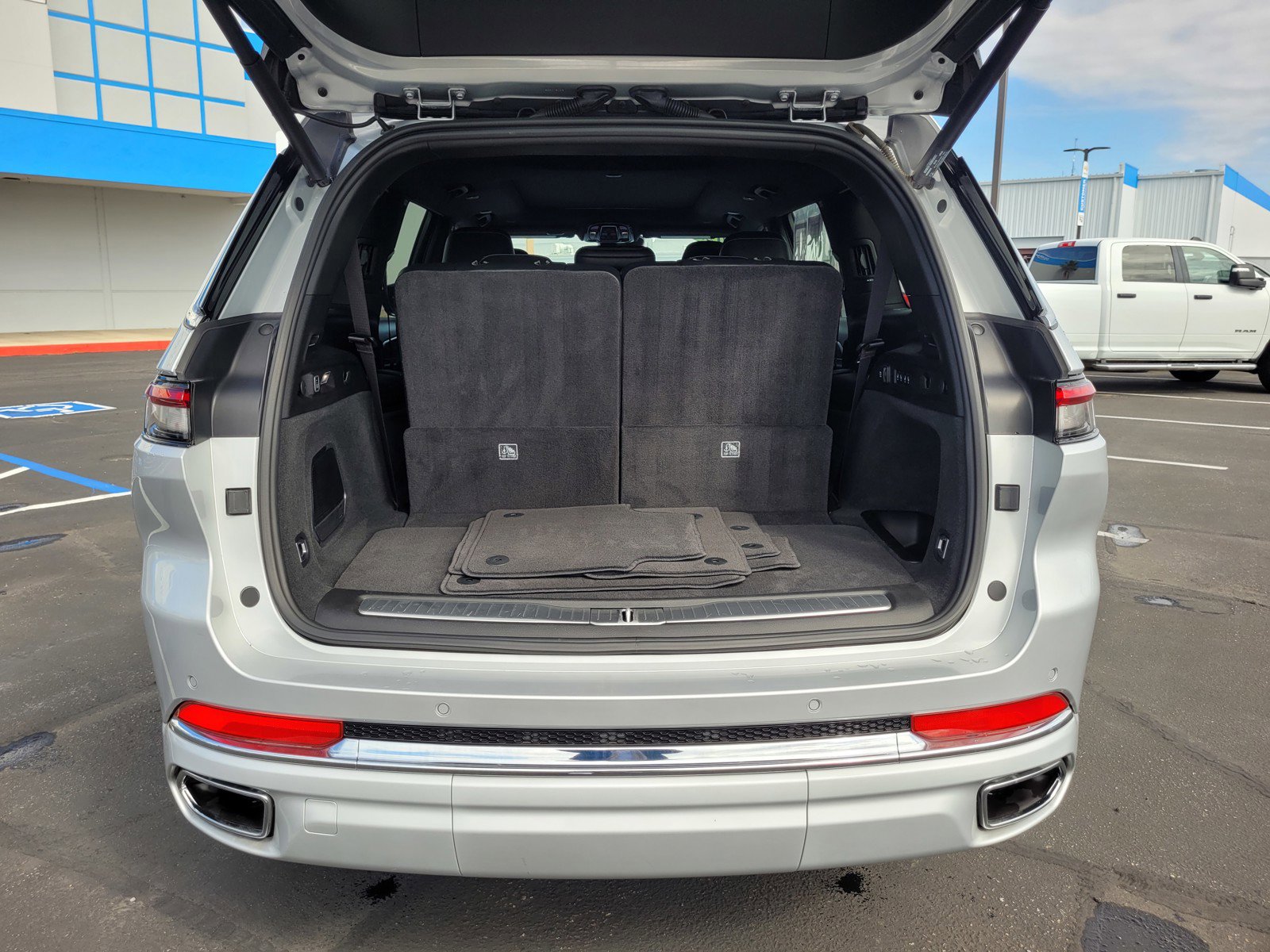 Used 2022 Jeep Grand Cherokee L Overland RWD image 27