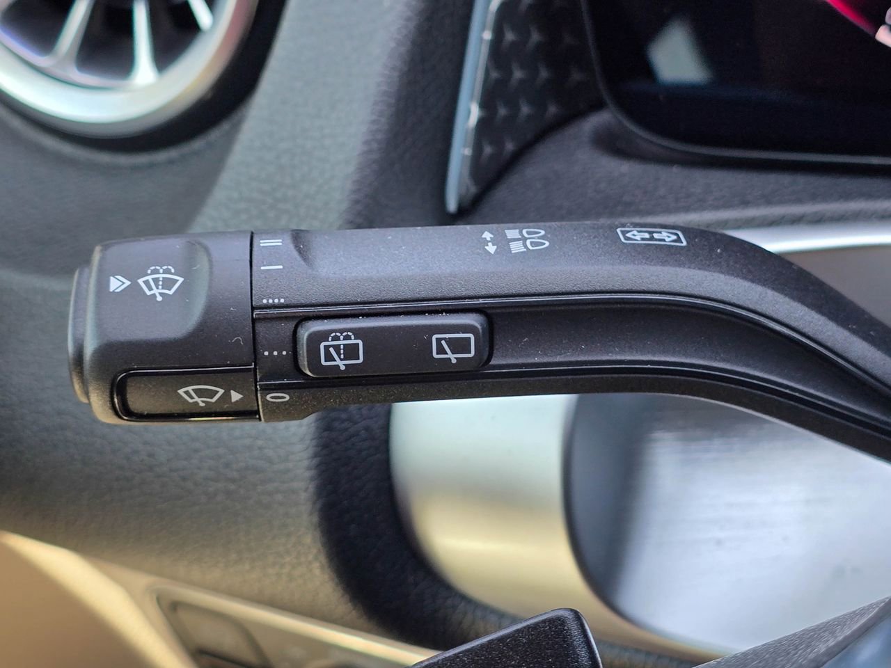 Used 2025 Mercedes-Benz GLB 250 4MATIC image 24