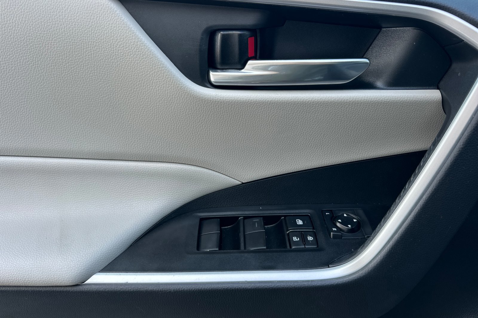 Certified 2021 Toyota RAV4 XLE w/ Convenience Package image 11