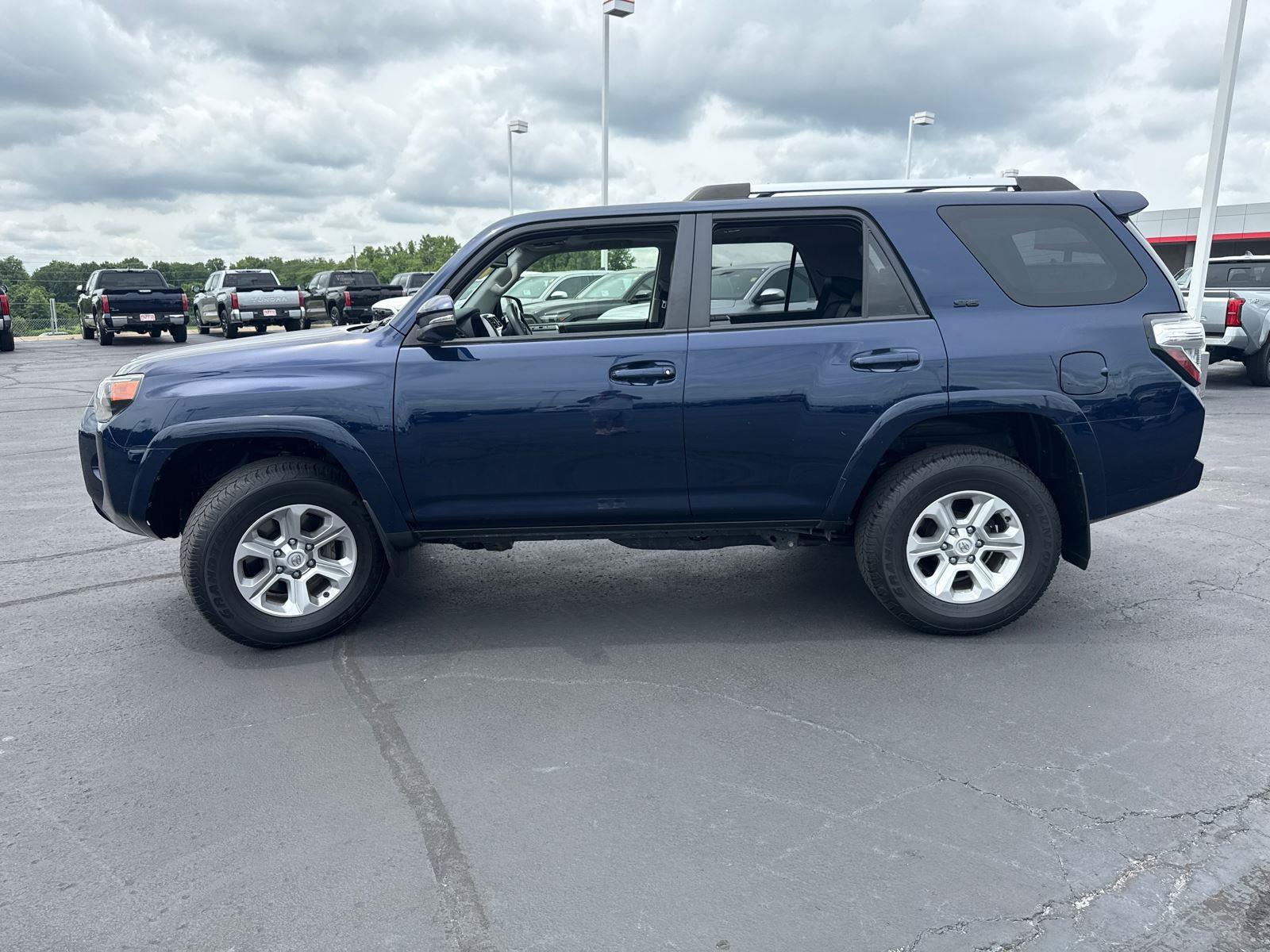 Used 2022 Toyota 4Runner SR5 Premium w/ Moonroof Package AWD/4WD image 5