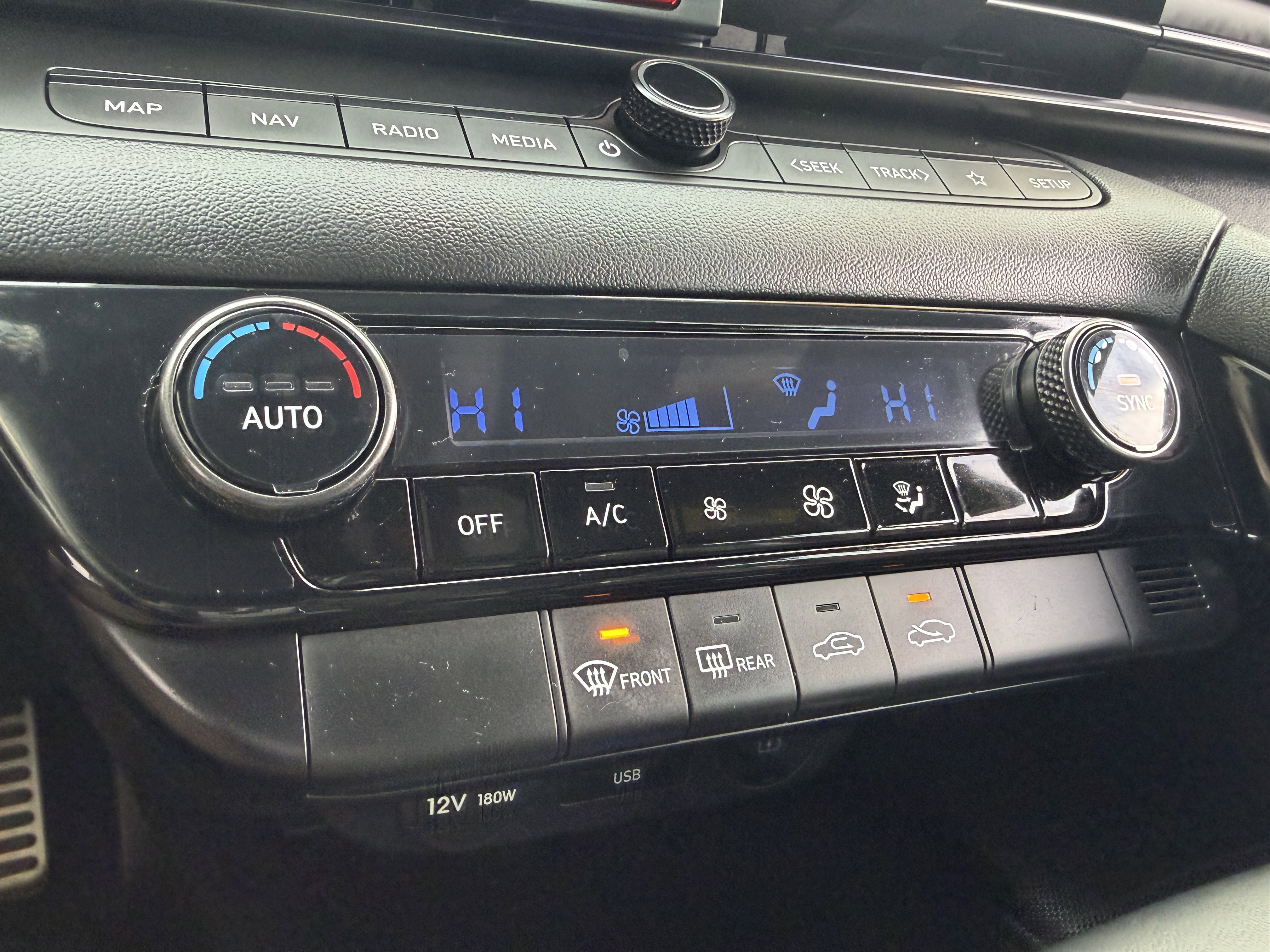 Certified 2025 Hyundai Elantra SEL image 31