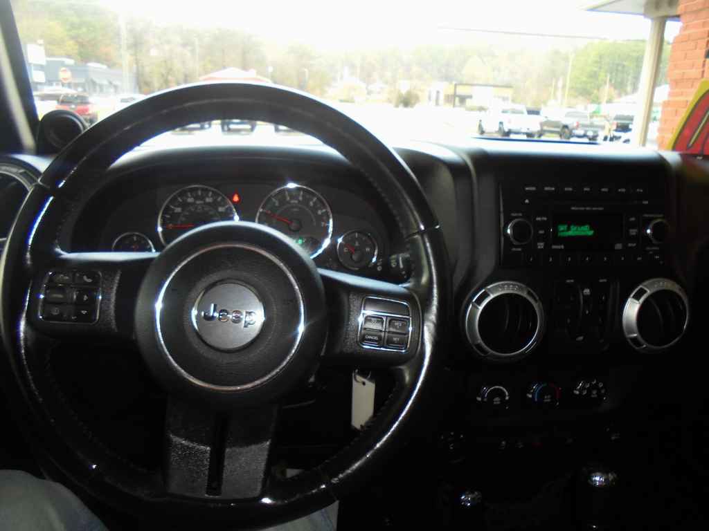 Used 2012 Jeep Wrangler Unlimited Sahara w/ Connectivity Group image 6