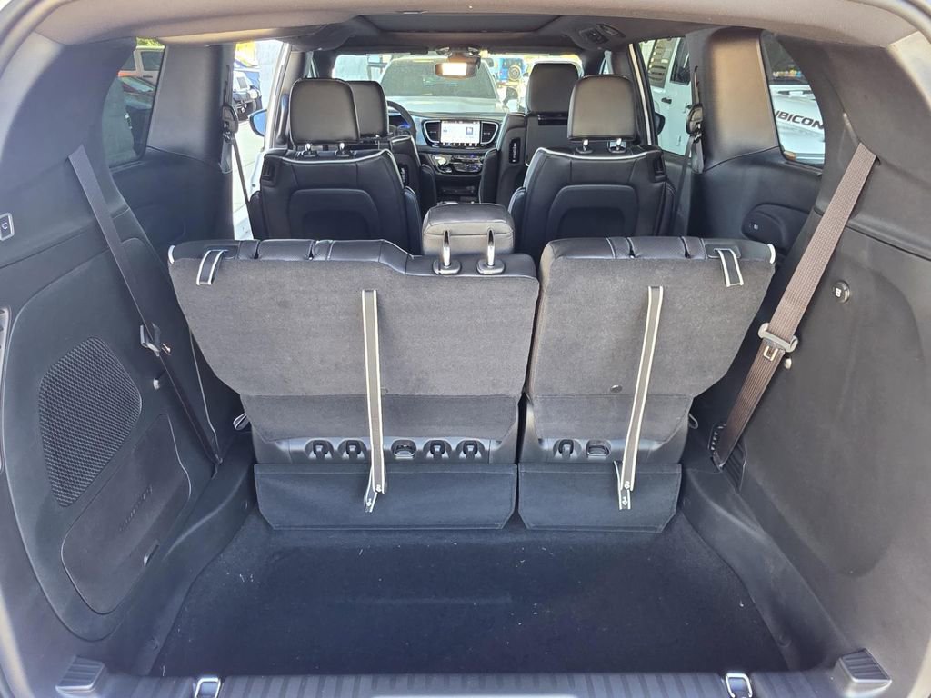 New 2026 Chrysler Pacifica Limited w/ Uconnect Theater Family Group image 15