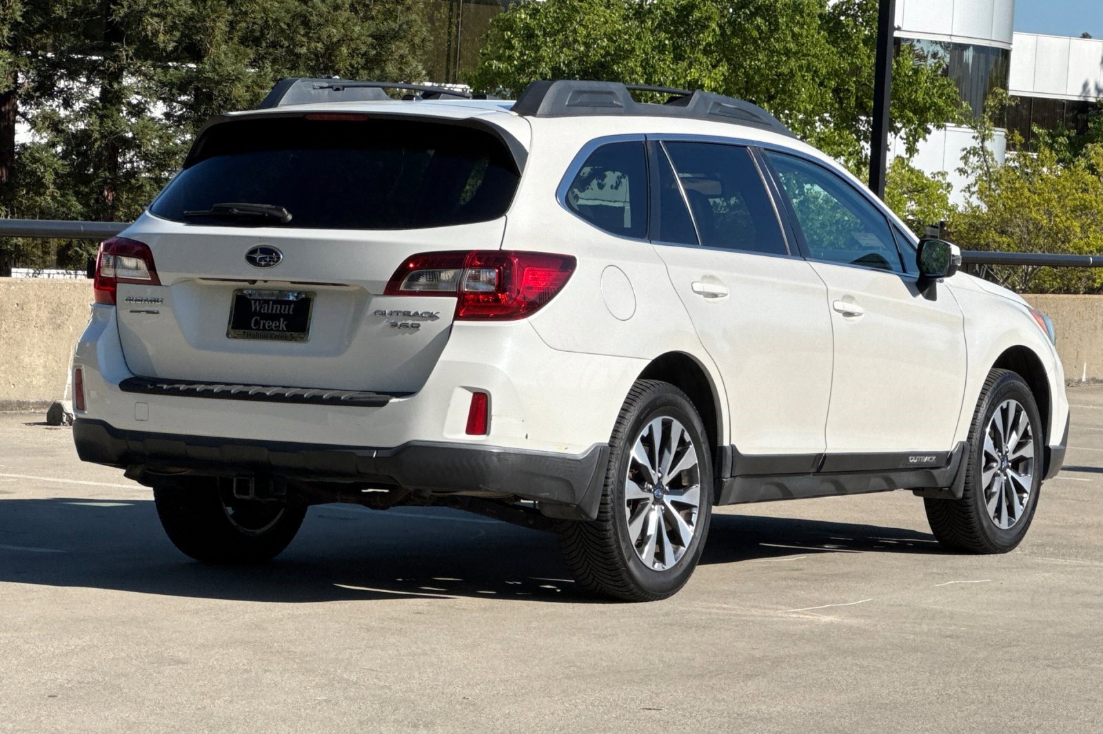Used 2015 Subaru Outback 3.6R Limited image 9