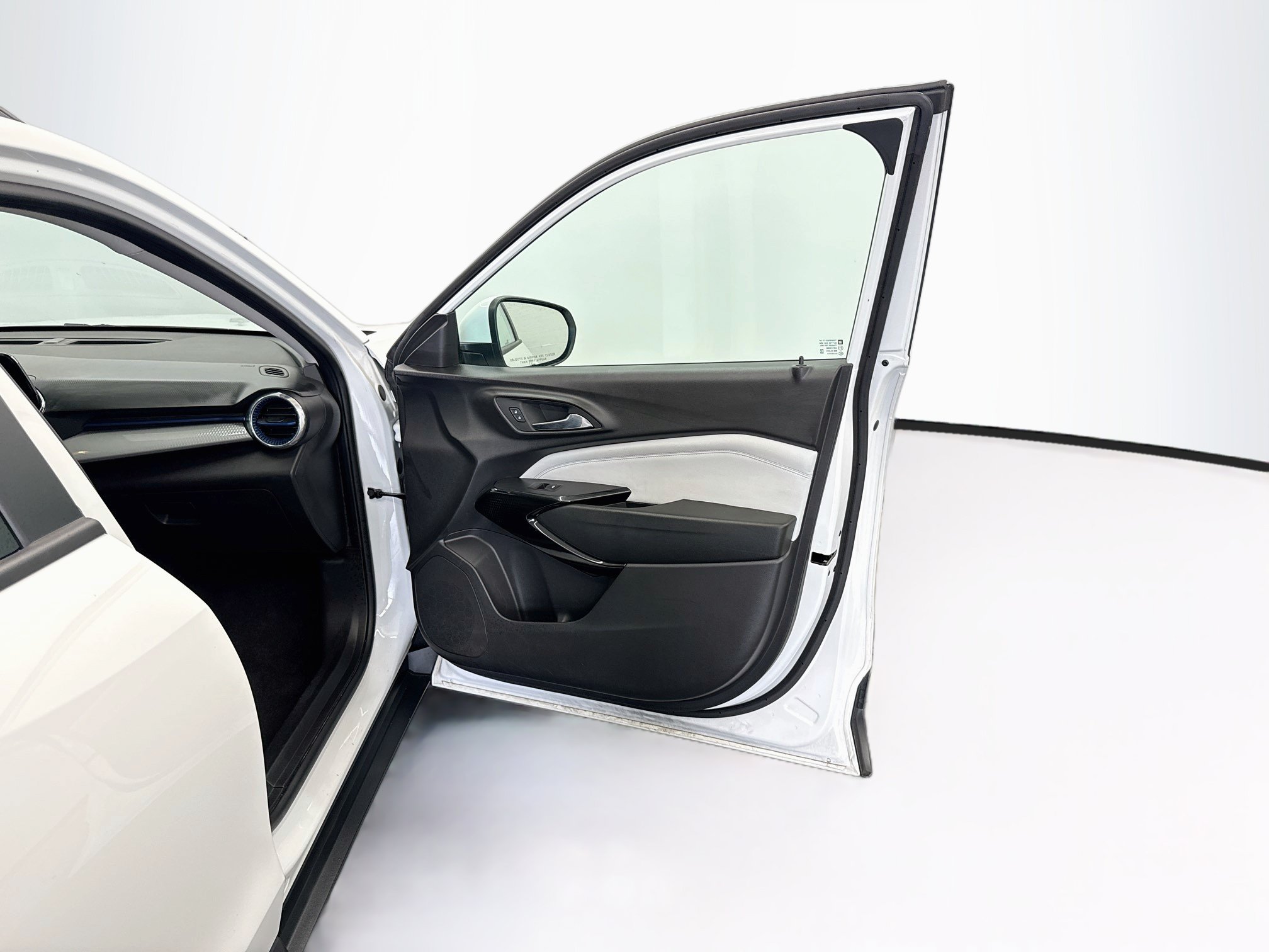 Used 2025 Chevrolet Trax LT FWD image 29