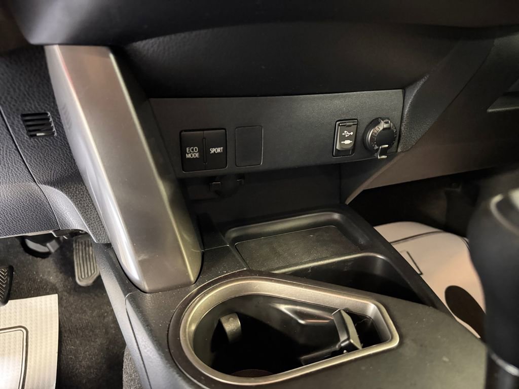 Used 2018 Toyota RAV4 LE w/ All Weather Liner Package AWD/4WD image 30