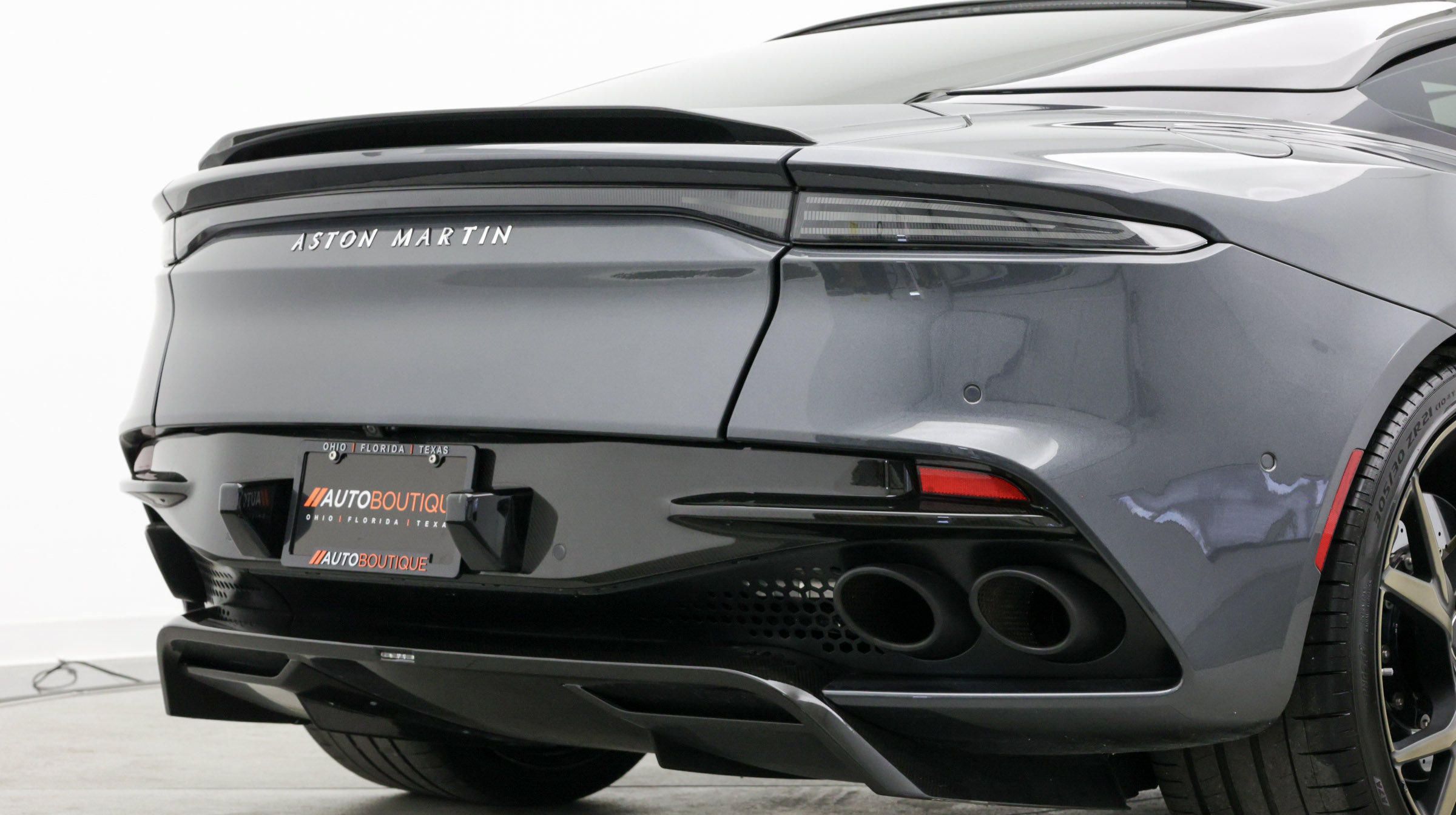 Used 2019 Aston Martin DBS Superleggera RWD image 12