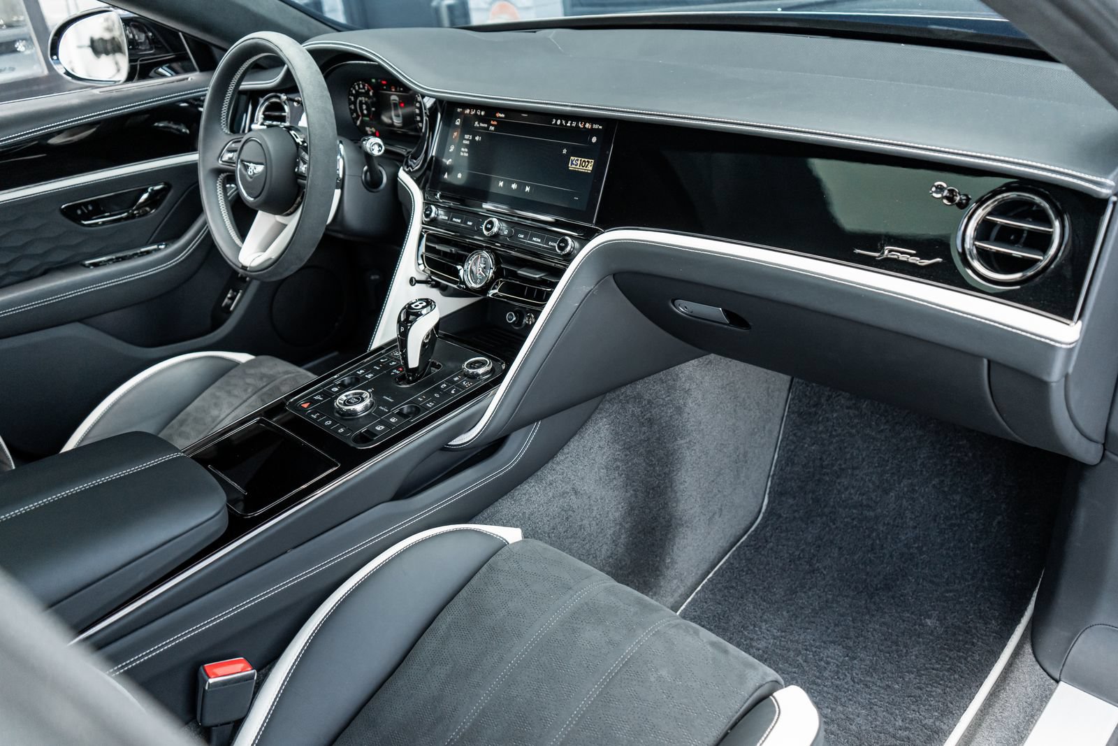 Certified 2025 Bentley Flying Spur Plug-In Hybrid AWD/4WD image 2