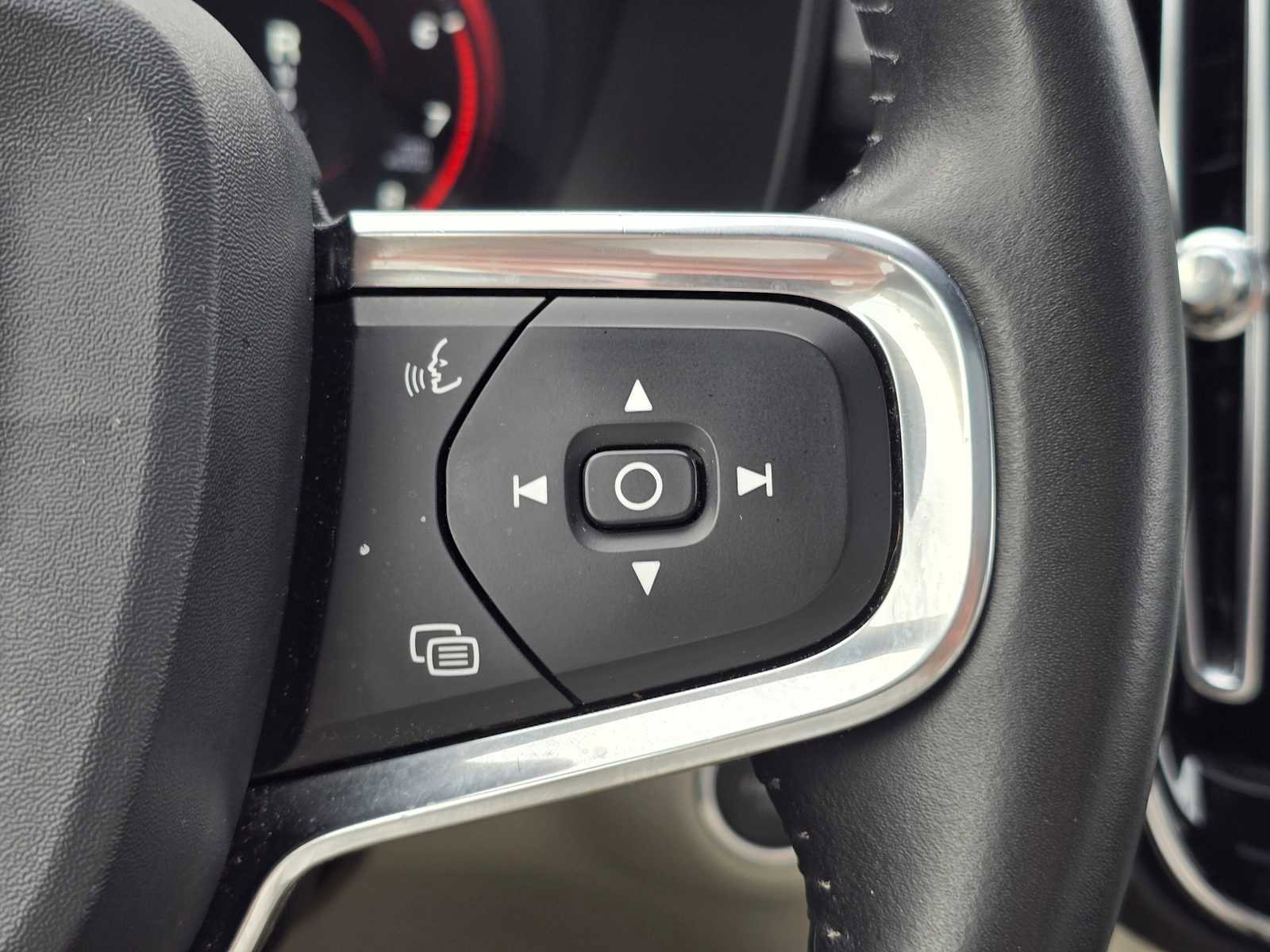 Used 2019 Volvo XC40 T5 Momentum image 33