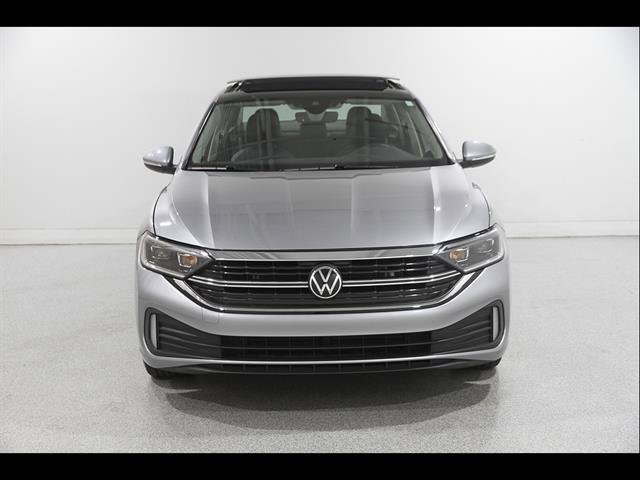 Used 2023 Volkswagen Jetta SEL FWD image 2