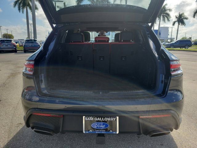 Used 2024 Porsche Macan image 11
