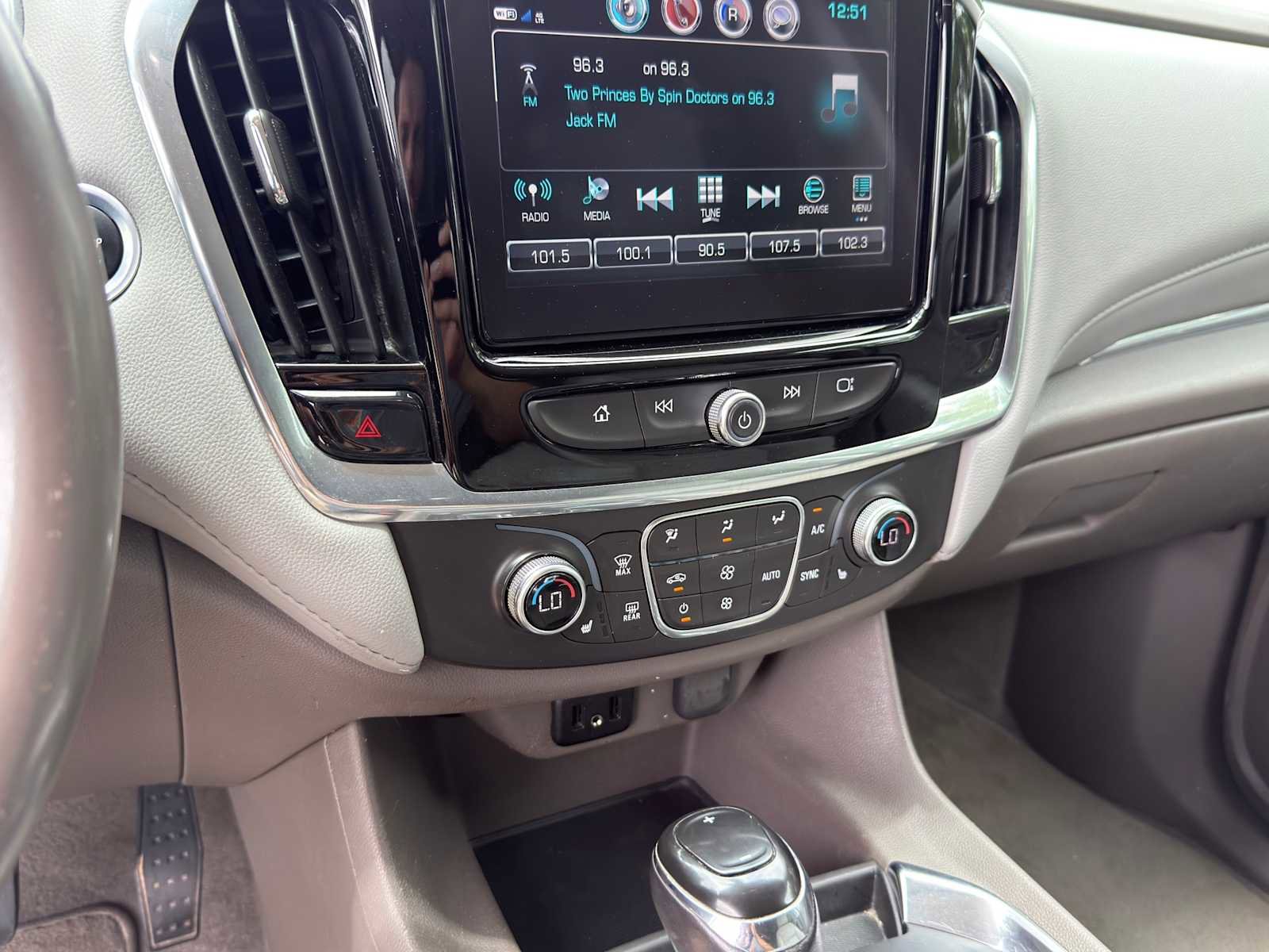 Used 2019 Chevrolet Traverse LT FWD image 12