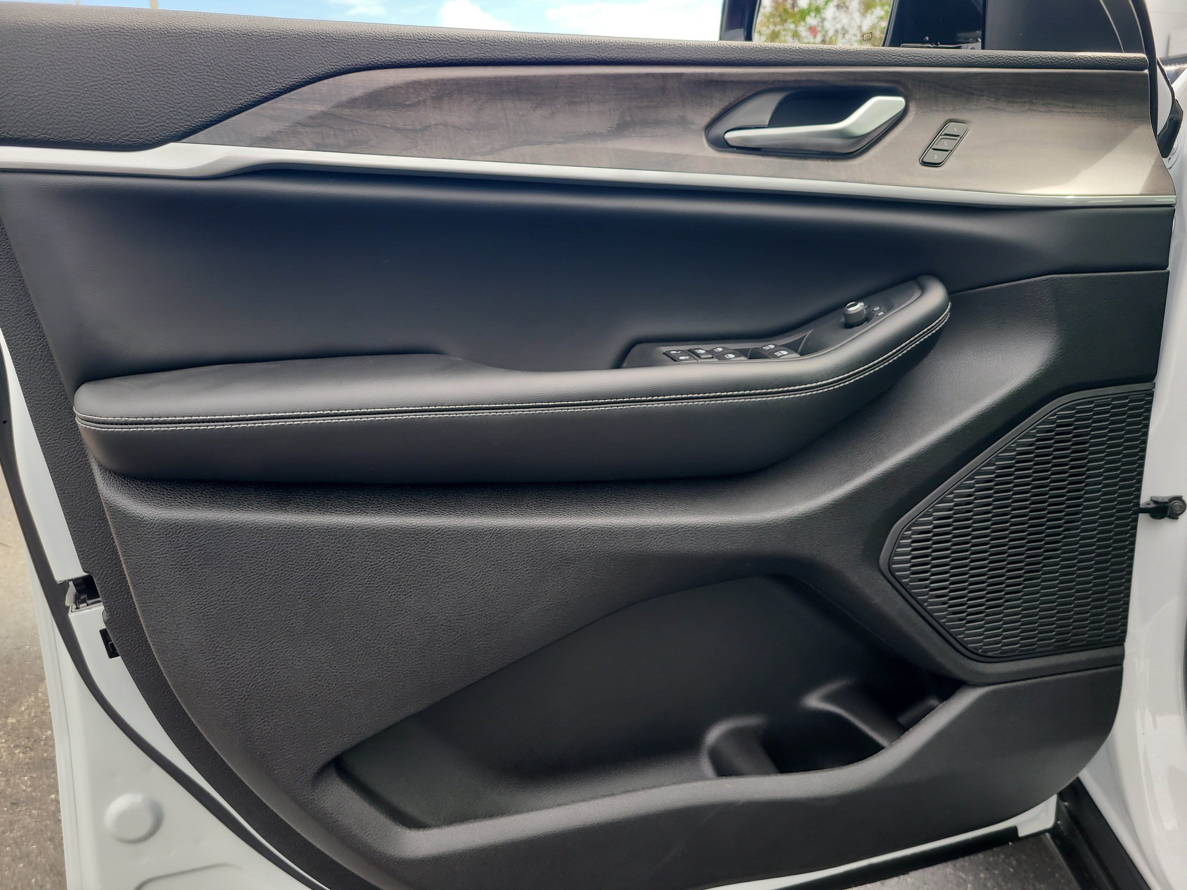 New 2027 Jeep Grand Cherokee L Limited RWD image 13