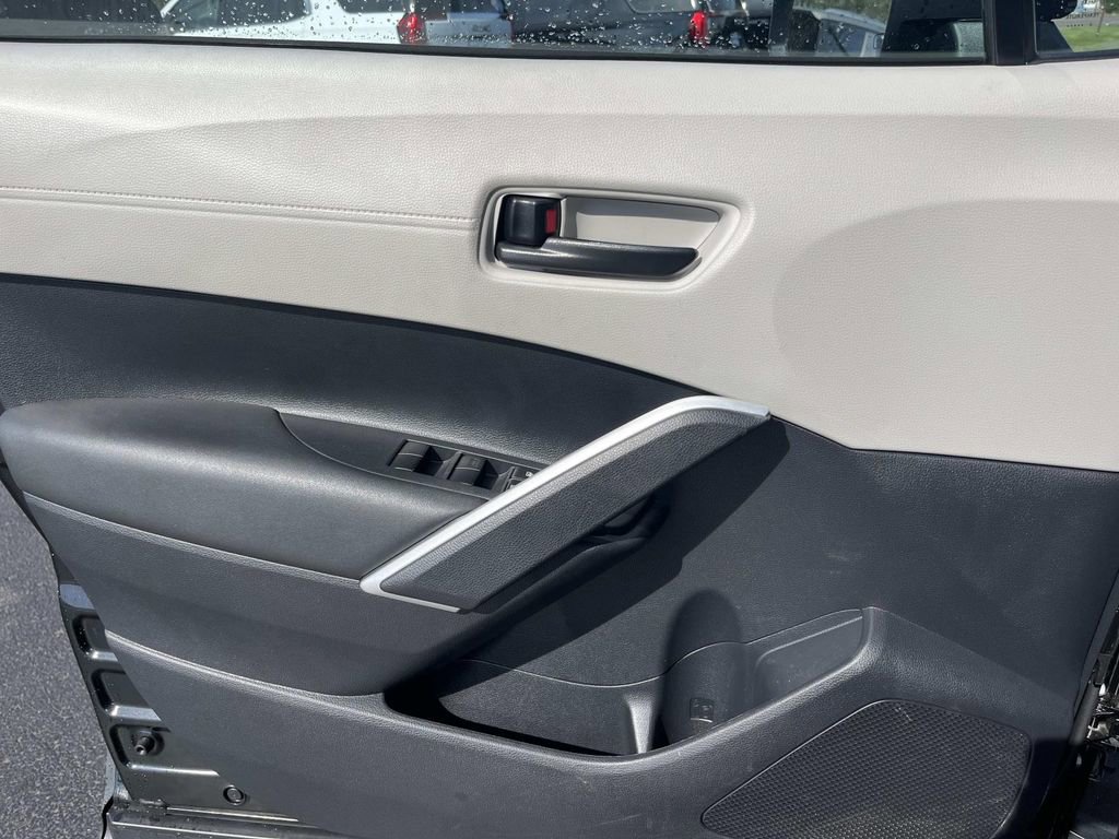 Used 2025 Toyota Corolla Cross L image 14