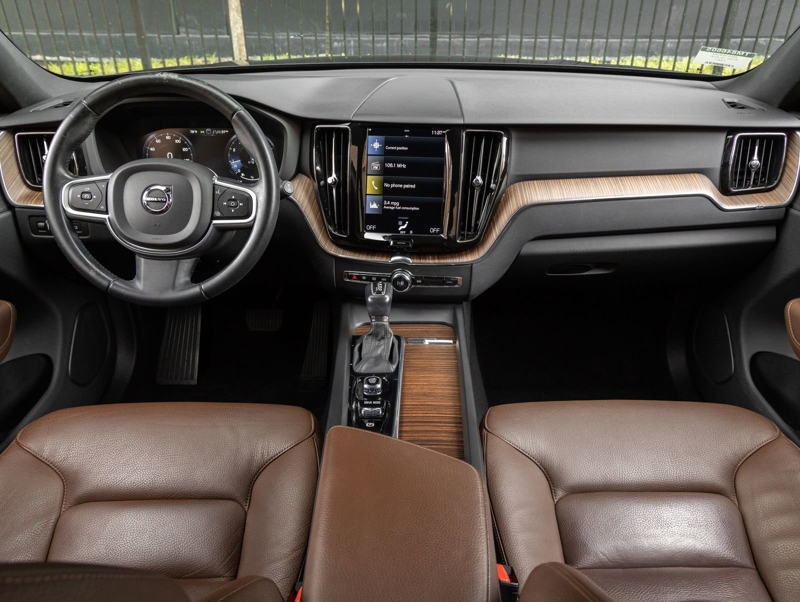 Used 2021 Volvo XC60 T5 Momentum w/ Premium Package FWD image 12