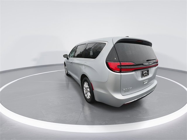 Used 2024 Chrysler Pacifica Touring-L image 7