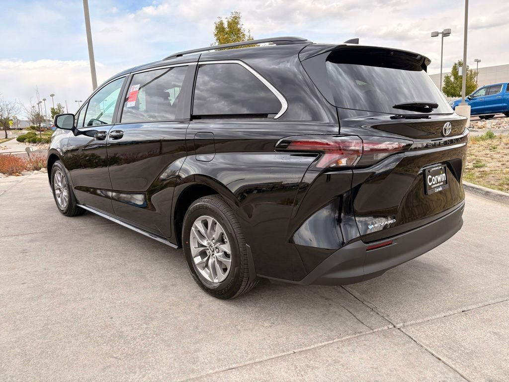 Used 2026 Toyota Sienna LE AWD/4WD image 5