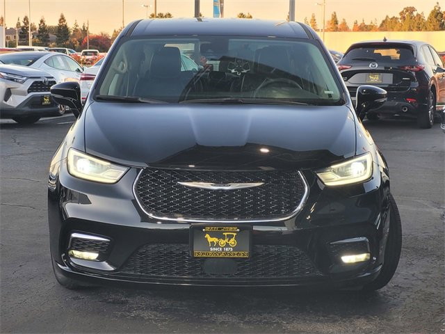 Used 2024 Chrysler Pacifica Select image 2