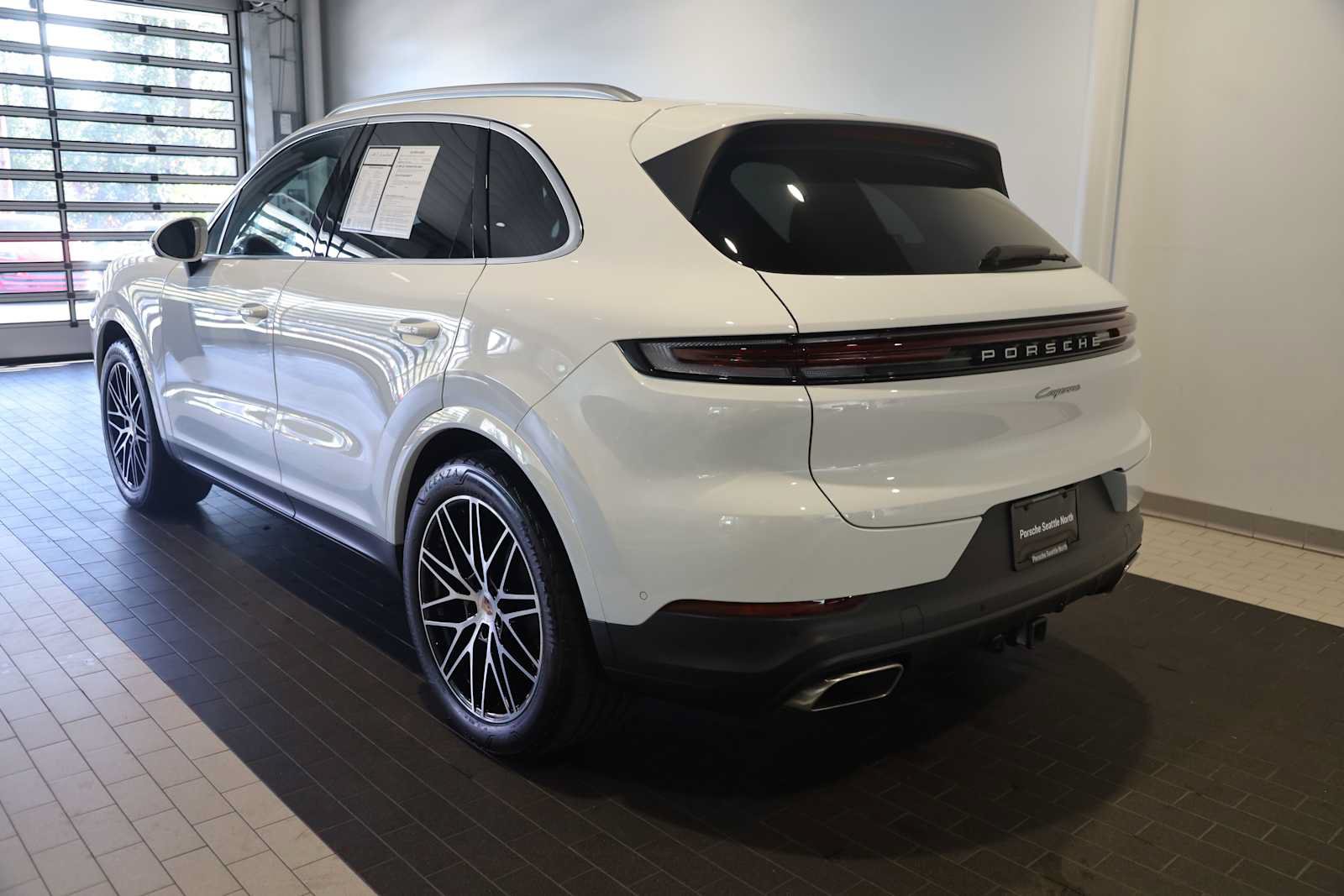 Used 2025 Porsche Cayenne AWD/4WD image 3