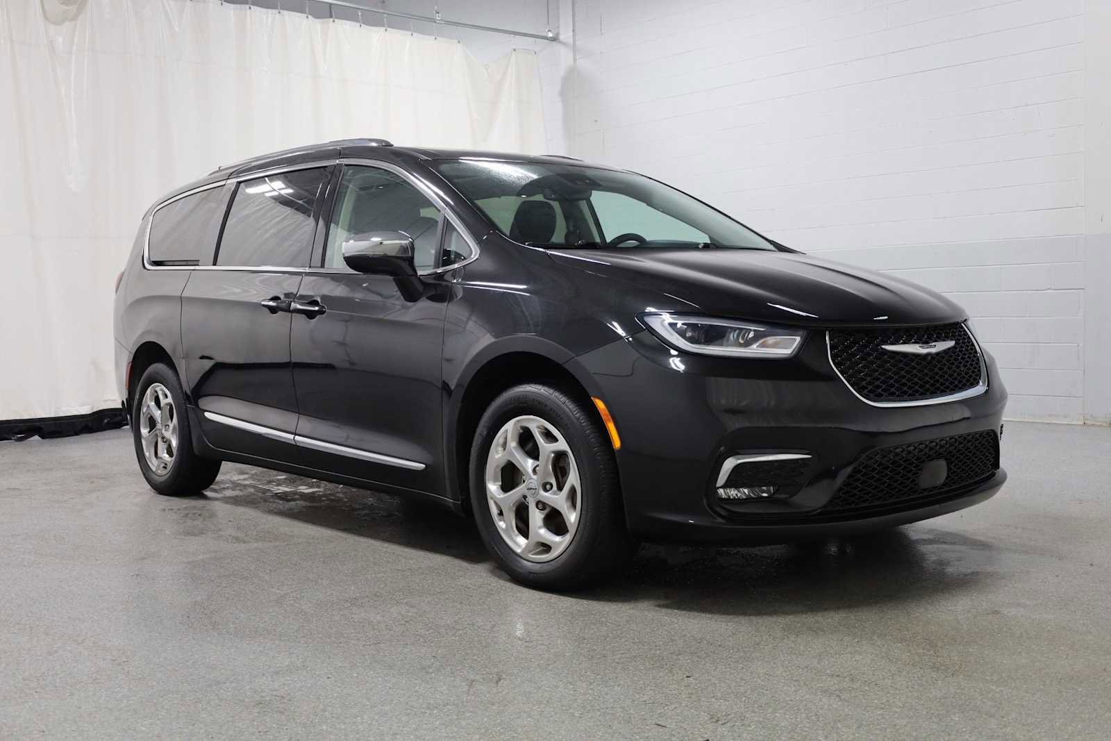 Used 2021 Chrysler Pacifica Limited AWD/4WD image 13