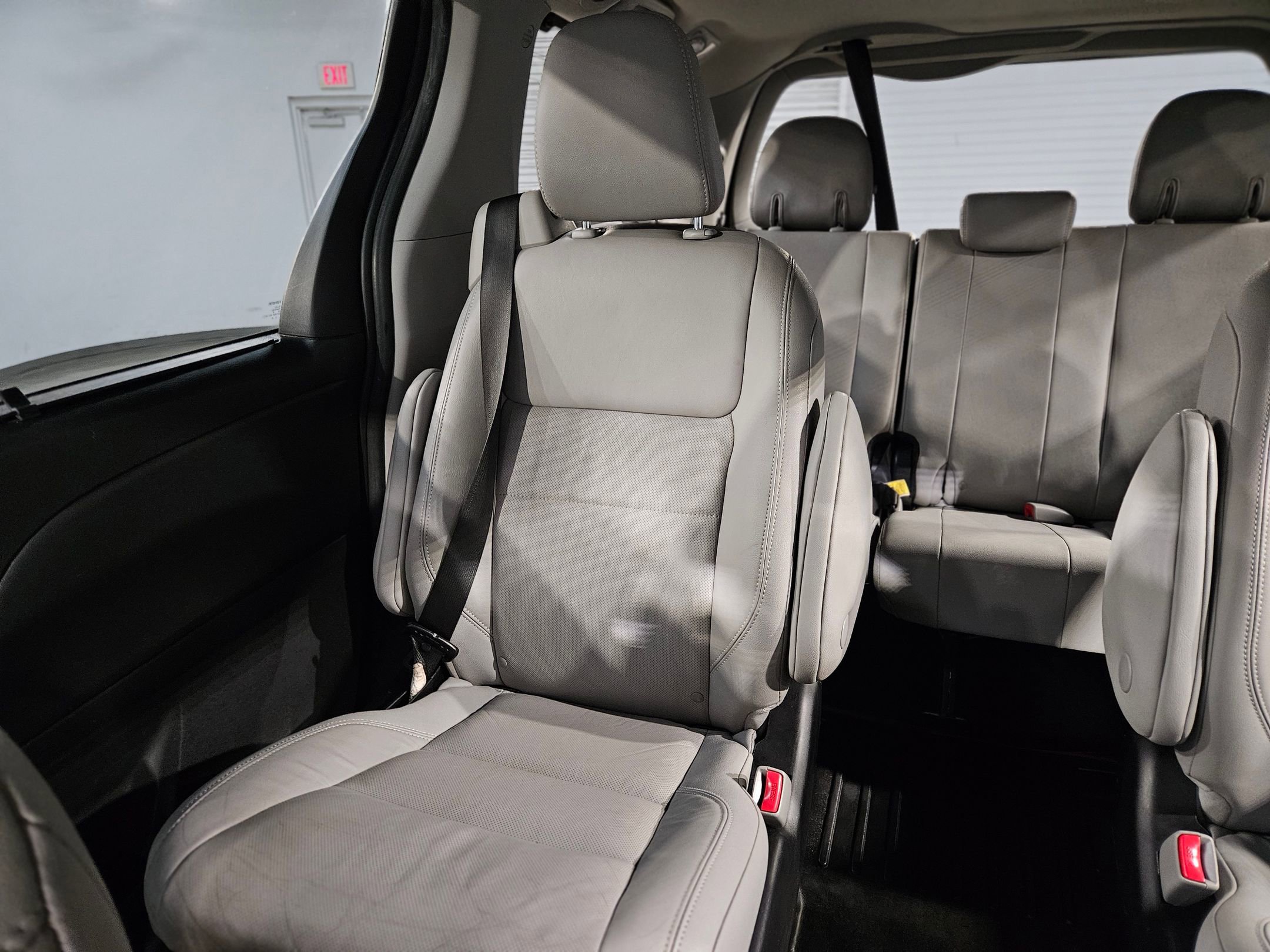 Used 2018 Toyota Sienna Limited image 12